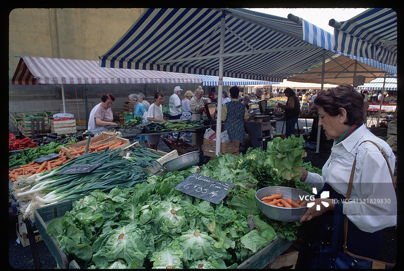 浏览农产品摊位的女人图片素材