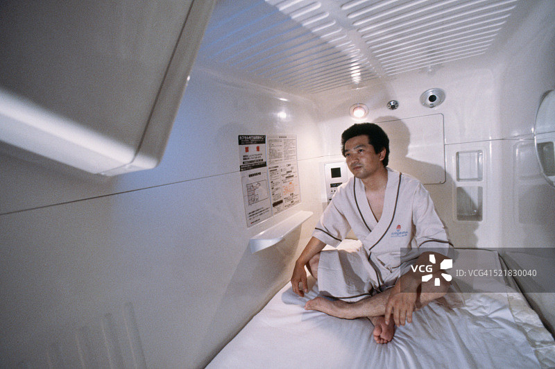 胶囊旅馆内的客人图片素材