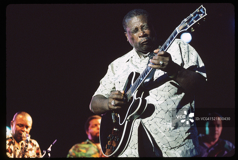 B·B·金在爵士音乐节上演奏图片素材