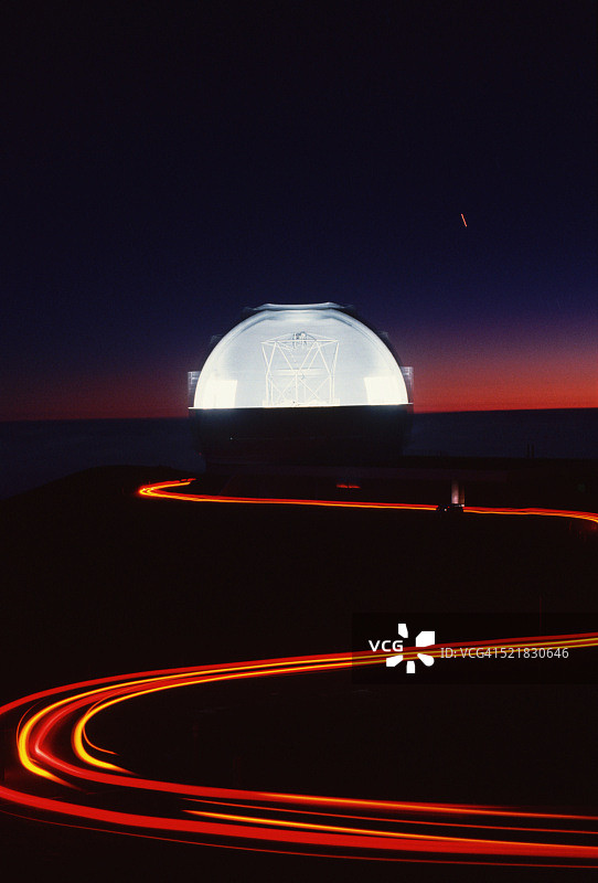 天文望远镜圆顶上的开放式百叶窗图片素材