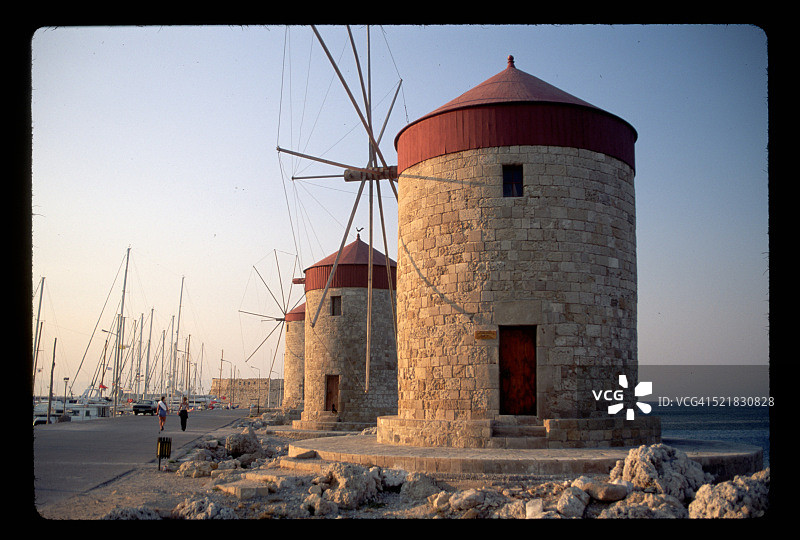 曼德拉基港口沿岸的三座风车图片素材