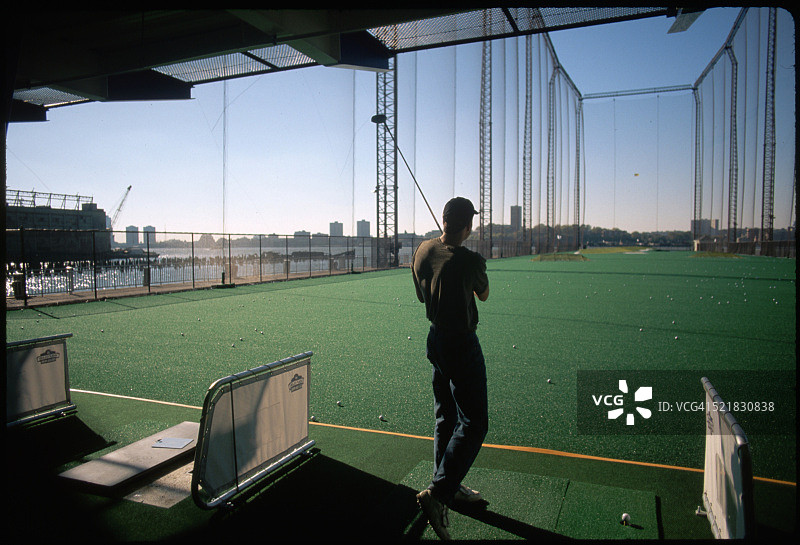 在练习场上的高尔夫球手图片素材