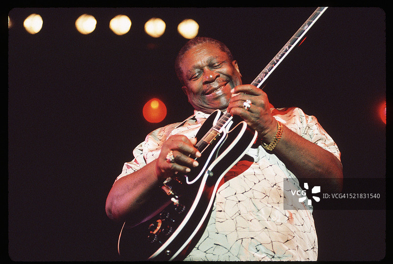 B·B·金在爵士音乐节上演奏图片素材