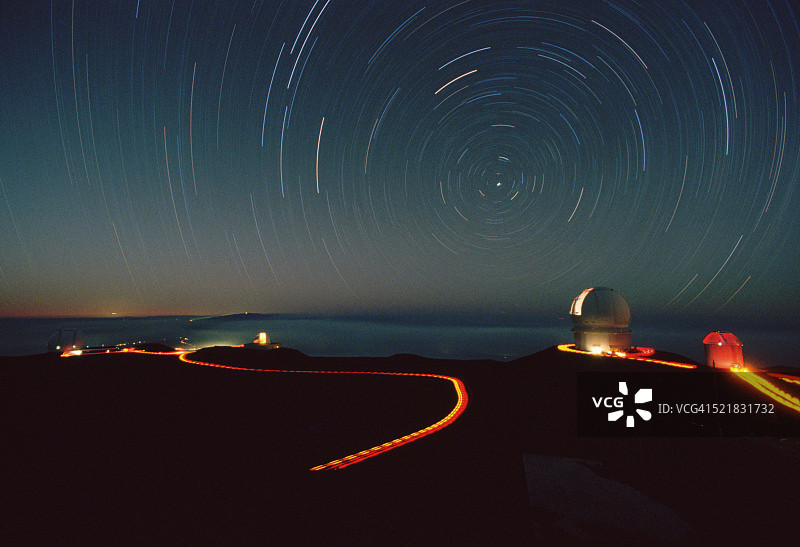 天文台上空的星轨图片素材
