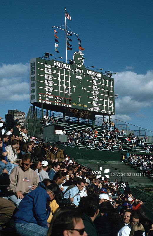 在芝加哥瑞格利球场观看小熊队比赛图片素材