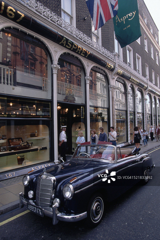 伦敦Asprey商店外的梅赛德斯敞篷车图片素材