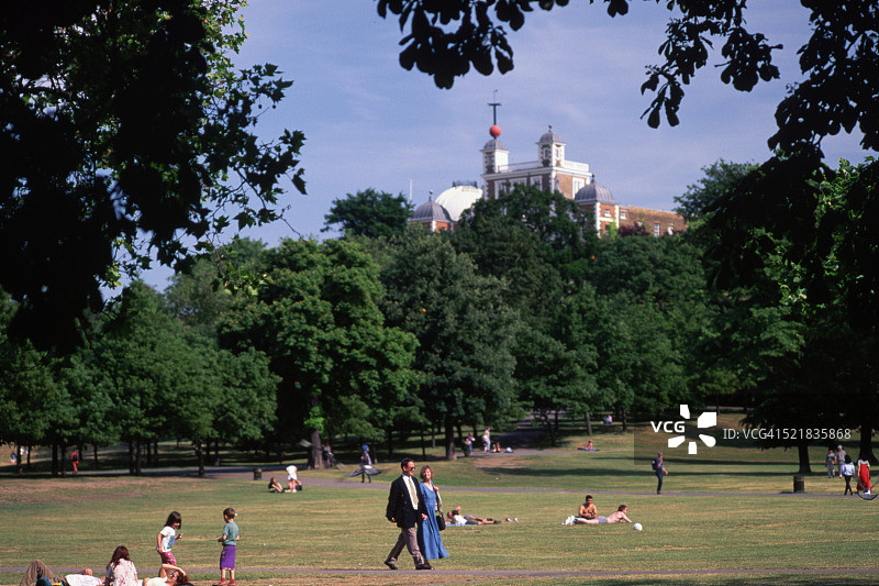 一对情侣在格林威治公园漫步图片素材