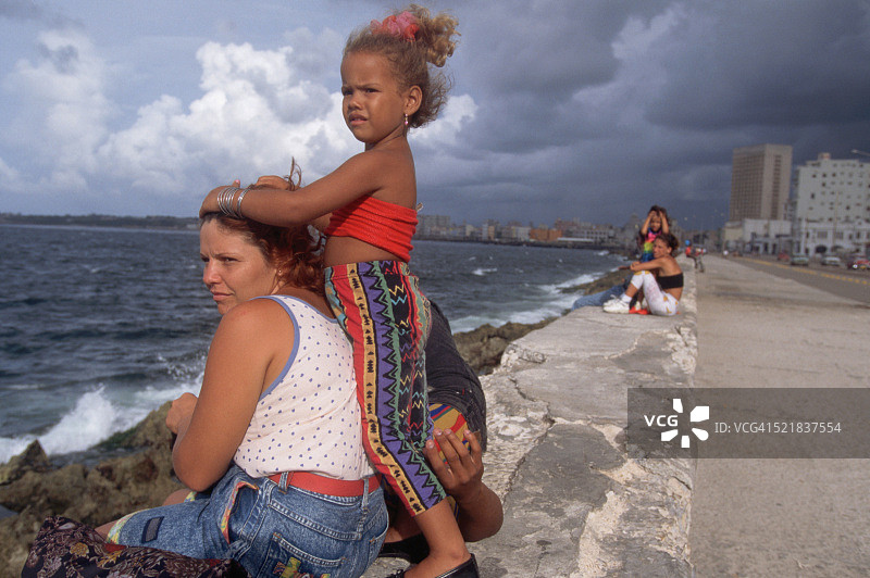 在马雷贡滨海大道放松身心的人们图片素材
