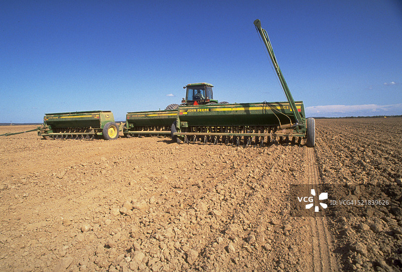 农场上的联合收割机图片素材