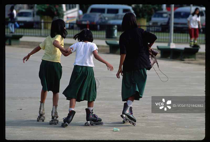 女孩在黎刹公园玩轮滑，马尼拉市中心图片素材