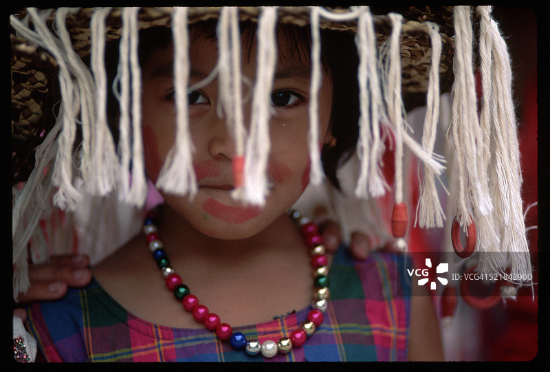 阿提阿提汉节戴帽子的孩子图片素材