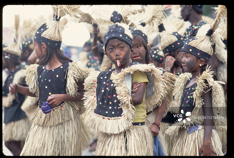 穿着节日服装的儿童图片素材