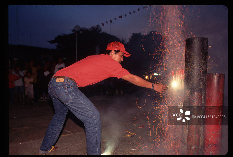 男人在阿提-阿提汉节上放烟花图片素材