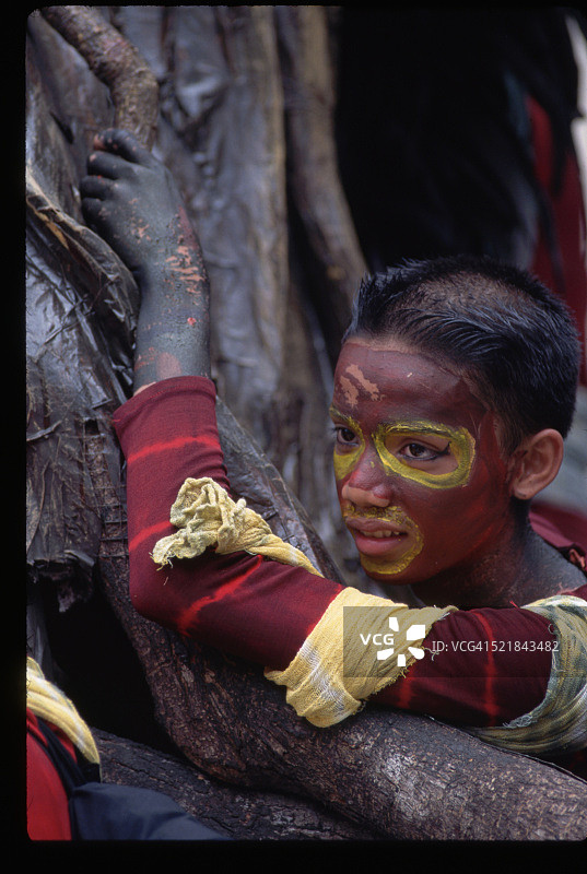 男孩身穿迪纳 গ্যাং 节服装图片素材