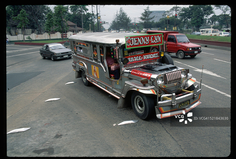 菲律宾马尼拉市中心的装饰过的吉普尼图片素材