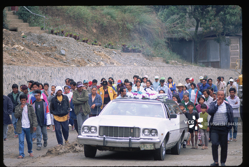 哀悼者跟随灵车图片素材