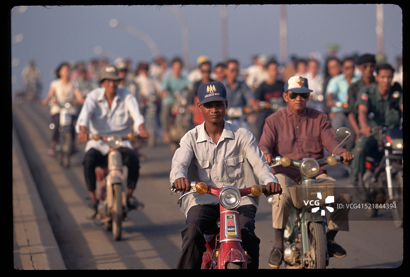 柬埔寨金边莫尼旺桥上的交通图片素材