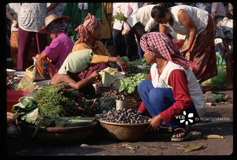 柬埔寨金边Chbam Pao市场出售的新鲜农产品图片素材