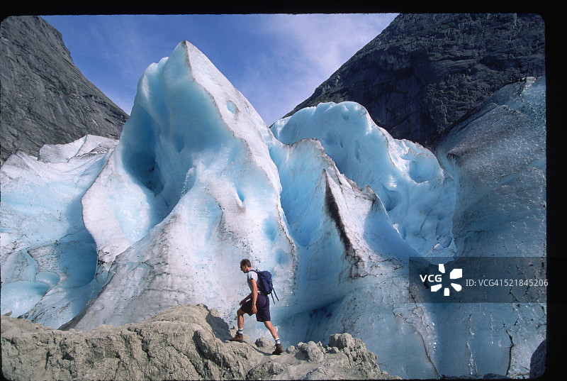 在挪威布里克斯达尔冰川上的徒步旅行者图片素材