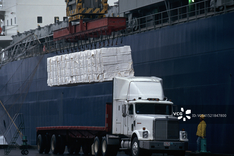 从卡车上卸纸图片素材