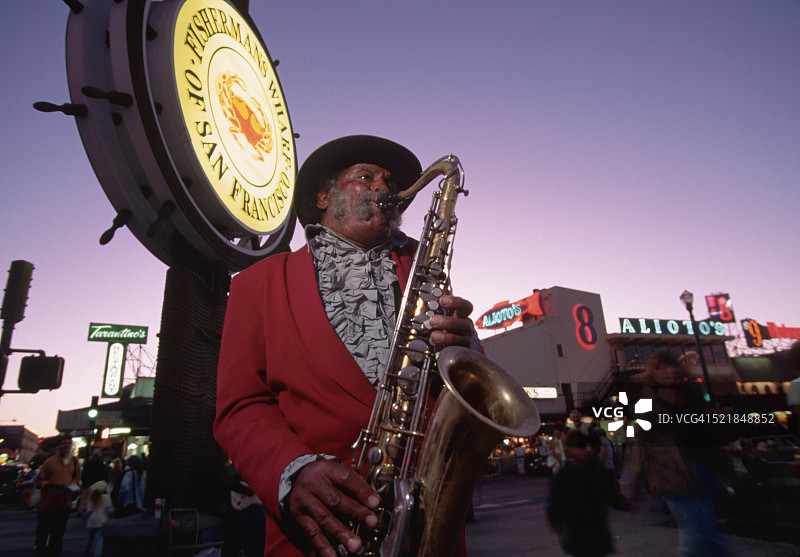 在渔人码头演奏的萨克斯管演奏者图片素材