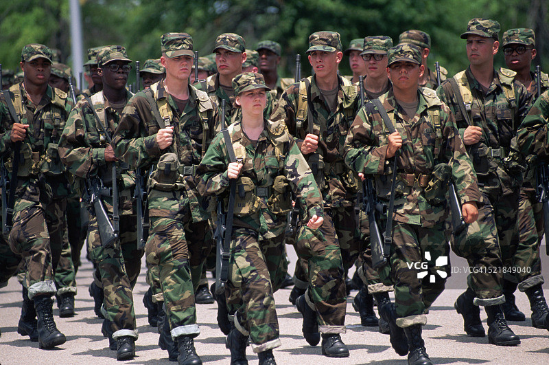 士兵在基础训练中行进图片素材