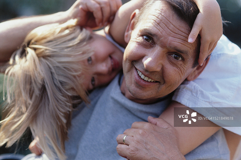 肩上扛着孙女的中年祖父图片素材