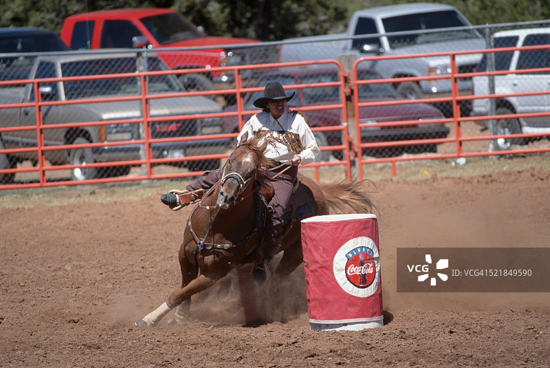 牛仔绕桶赛图片素材