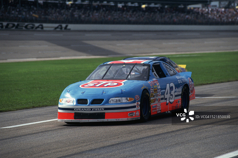 在DieHard 500比赛中驶向维修站的赛车图片素材