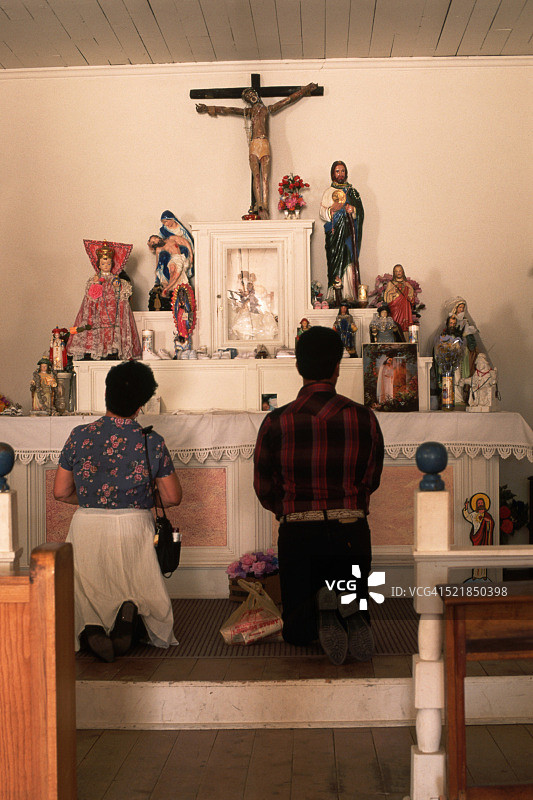 在祭坛上礼拜的人图片素材