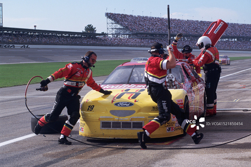 维修站工作人员正在维修约翰·阿德雷蒂斯的赛车图片素材