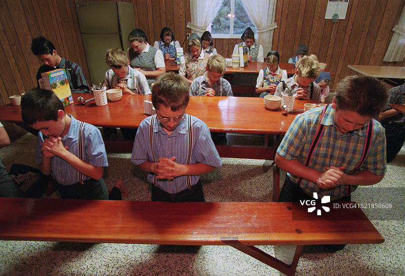 孩子们饭前祈祷图片素材