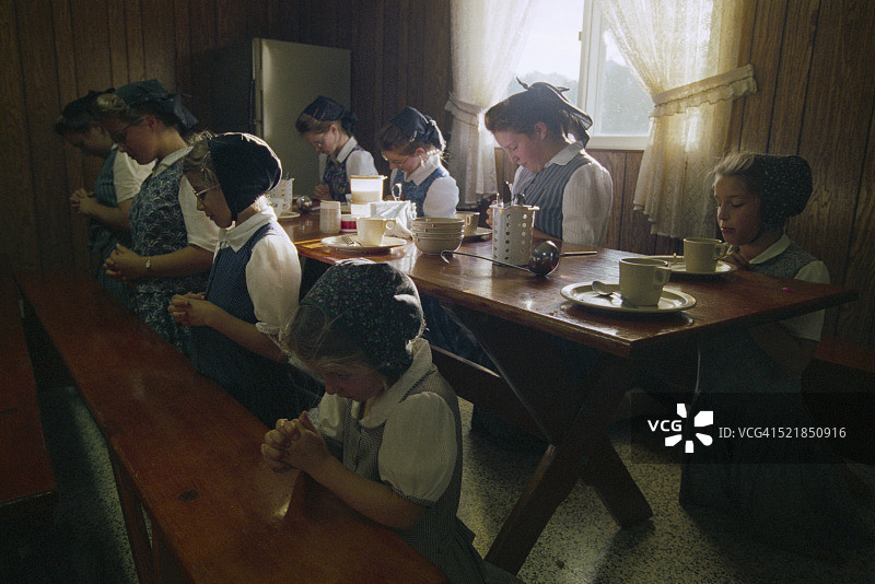 孩子们饭前祈祷图片素材