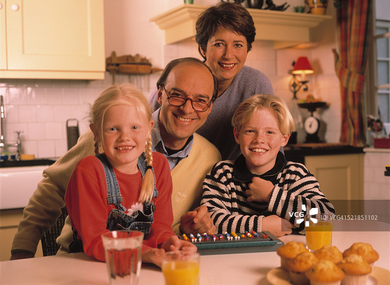 厨房里的家庭图片素材