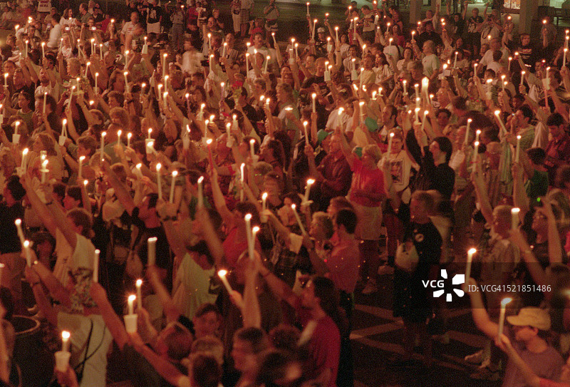 烛光守夜中的猫王Presley粉丝图片素材