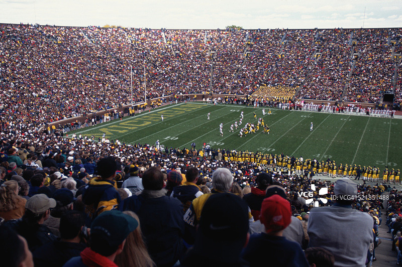 密歇根大学对阵印第安纳大学橄榄球赛图片素材