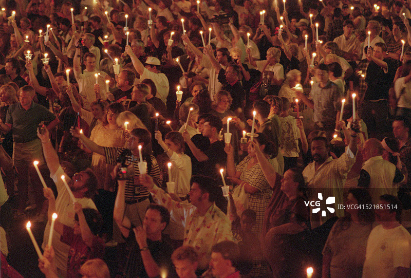 烛光守夜中的猫王Presley粉丝图片素材