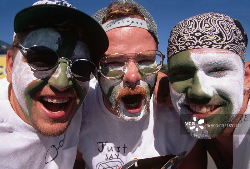 足球比赛中涂着彩绘的球迷图片素材