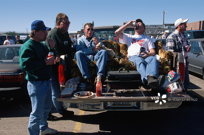 足球比赛前的汽车尾门派对图片素材