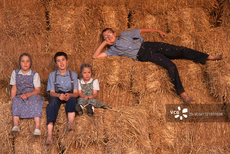 草堆儿童图片素材