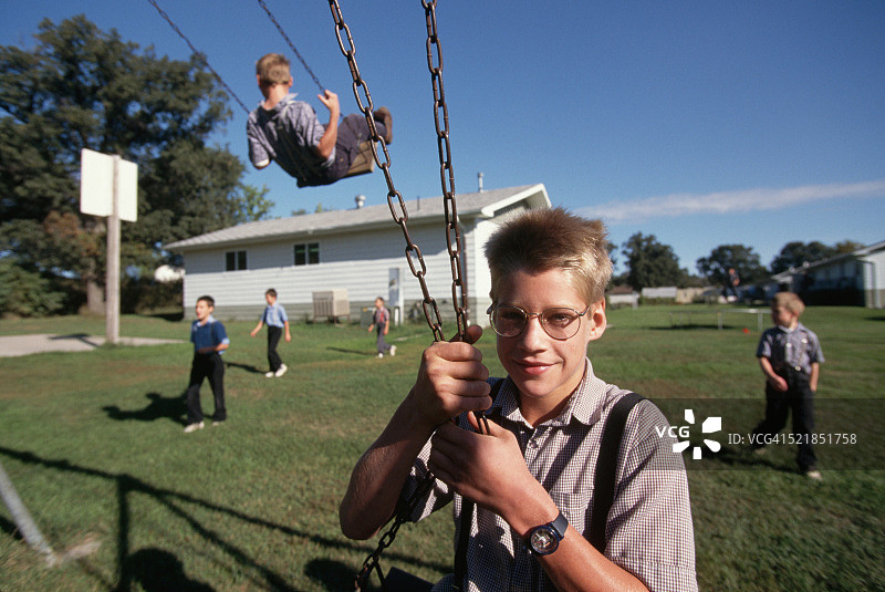 孩子们在游乐场玩耍图片素材