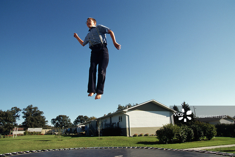在蹦床上玩耍的儿童图片素材