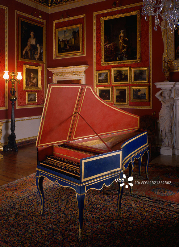 蓝色、红色和金色的大键琴图片素材