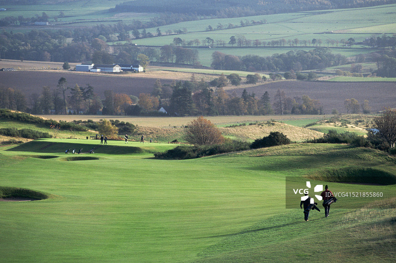 苏格兰高尔夫球场和远处的高尔夫球手图片素材