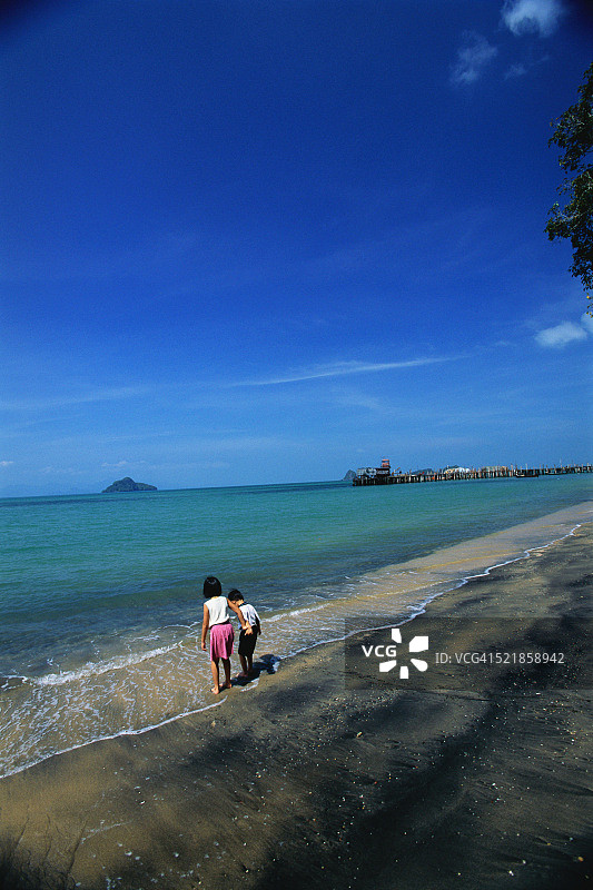 孩子们在Pasir Hitam海浪中玩耍图片素材