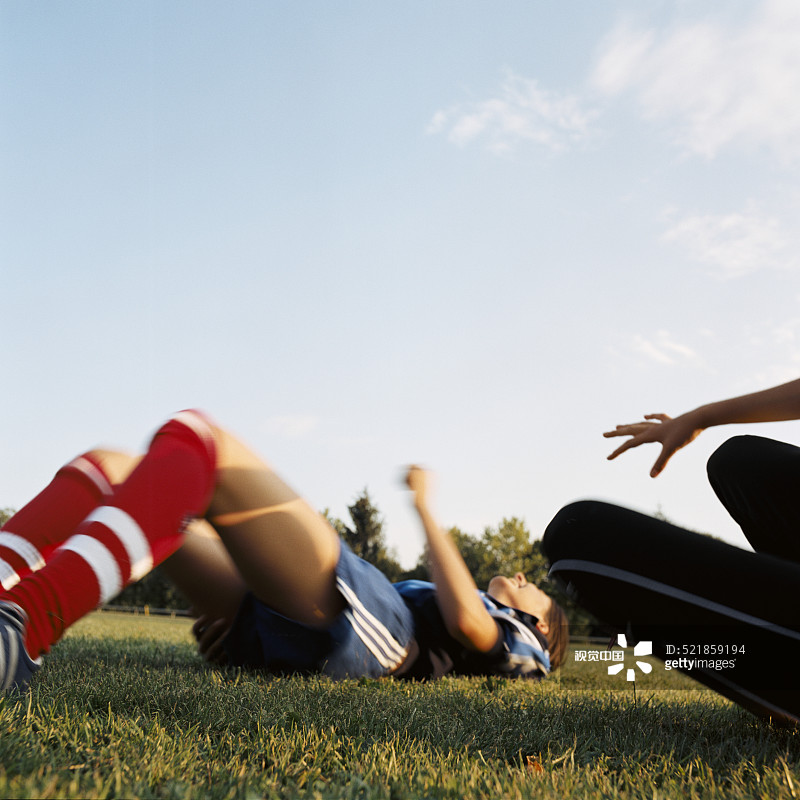 躺在草地上的足球运动员图片素材