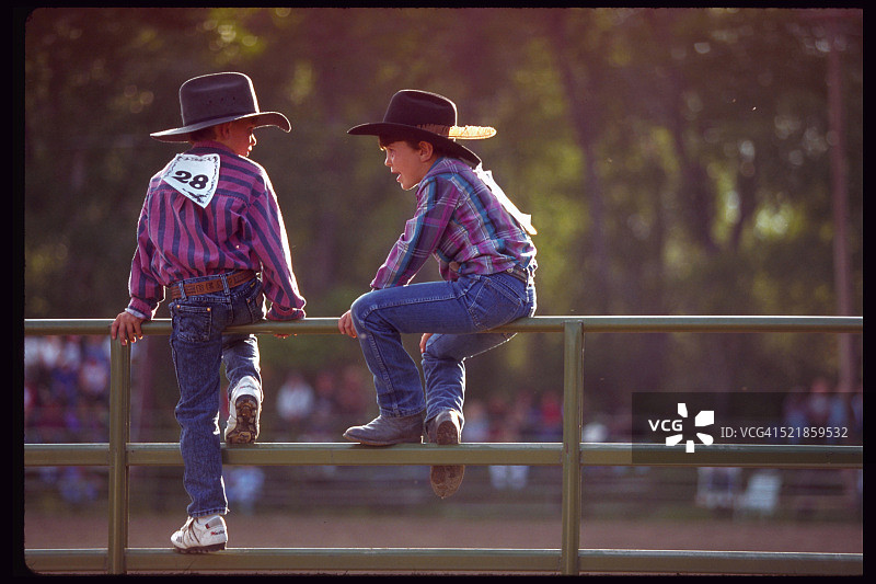 男孩们坐在提顿谷竞技场的栏杆上图片素材