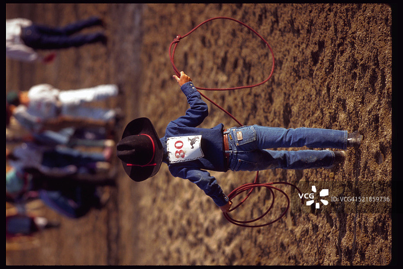 孩子在提顿谷竞技表演中拿着套索图片素材