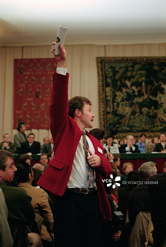 博纳葡萄酒拍卖会上的拍卖师图片素材