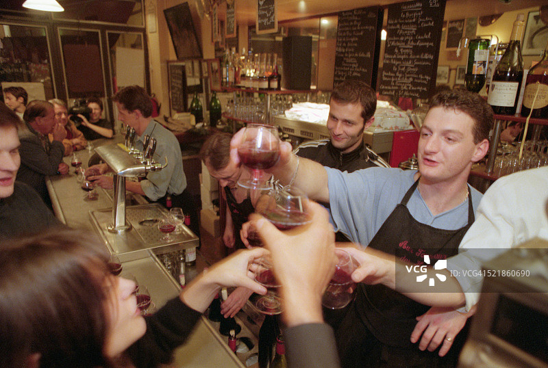 品尝新年第一杯博若莱新酒图片素材